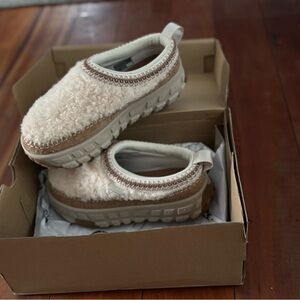 Brand new / in box - UGG Venture Daze Cozy slides